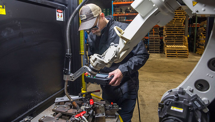 Welding operator using a welding robot
