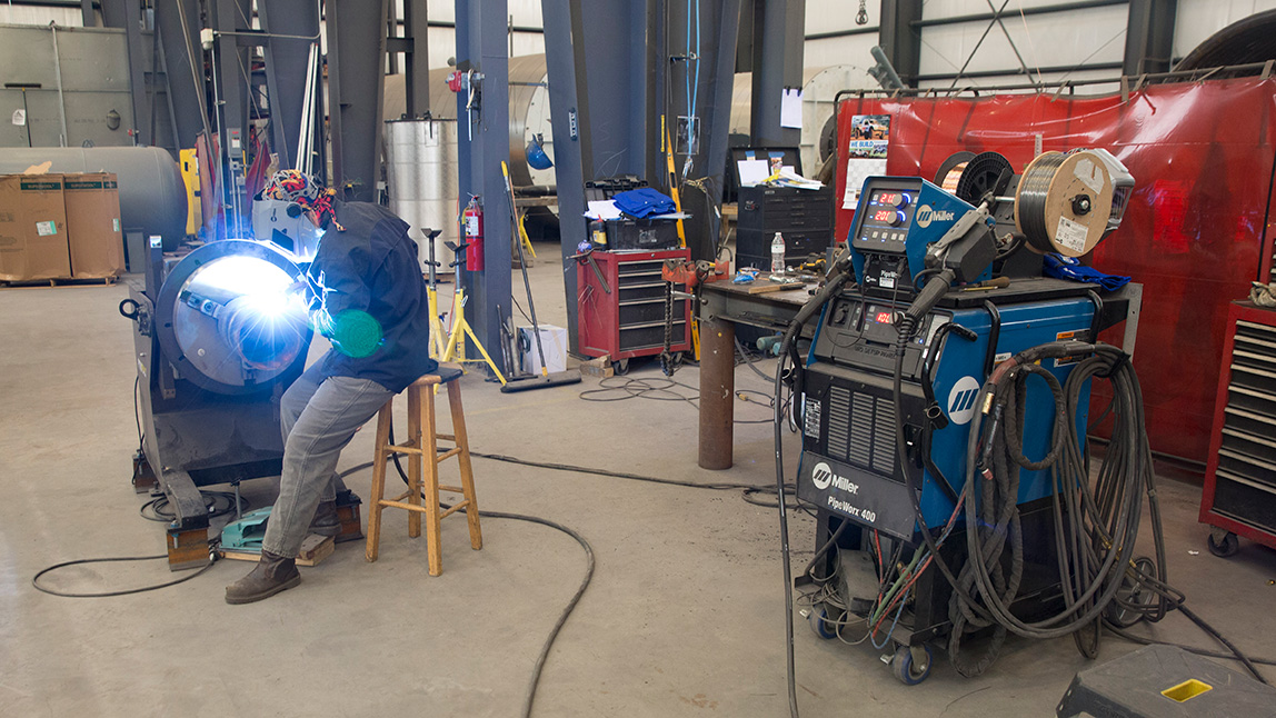 Operator completes a pipe weld with PipeWorx 400 welding system 
