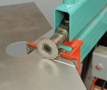 Rolling a step in a sheet of metal with a bending machine
