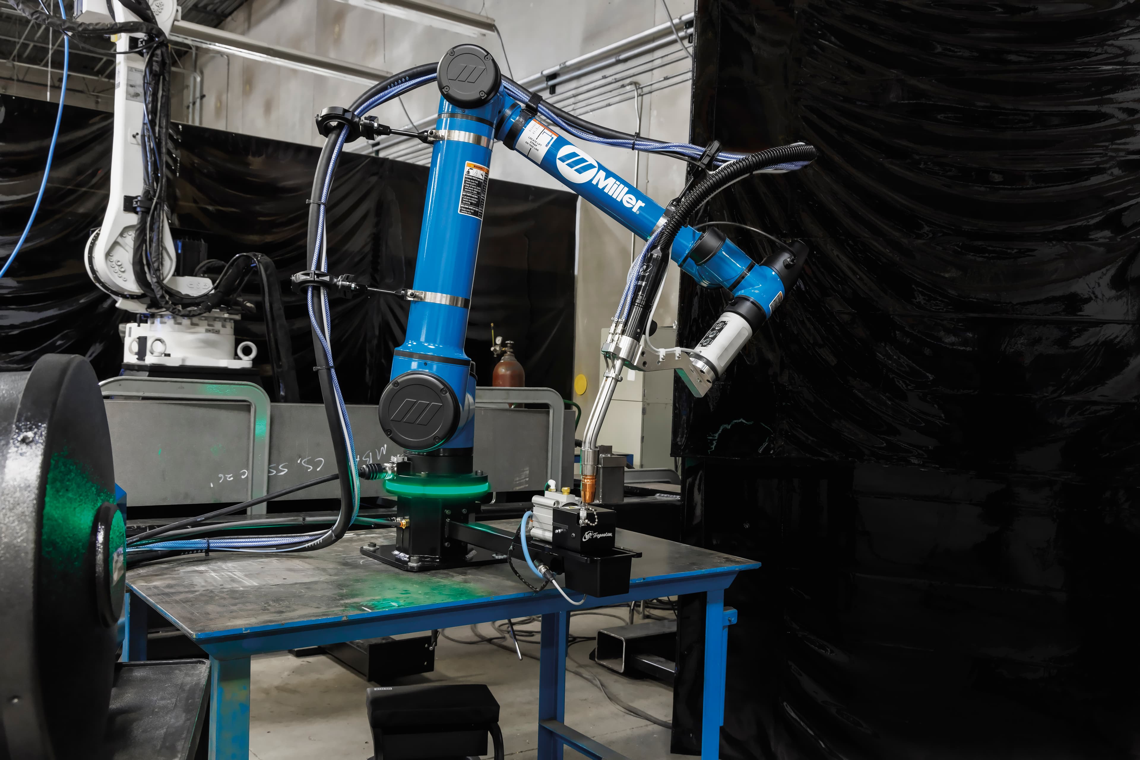 Copilot Builder Robot Wire Cutting Position_DNA8782